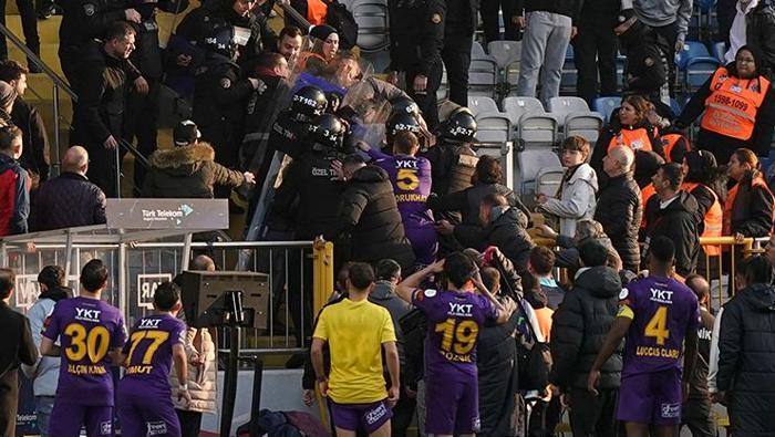 Eyüpspor - Konyaspor maçında büyük kaos: Kavga çıktı! Ortalık karıştı 5 eyupspor konyaspor macinda buyuk kaos kavga cikti ortalik karisti 4 7TfjKsDp