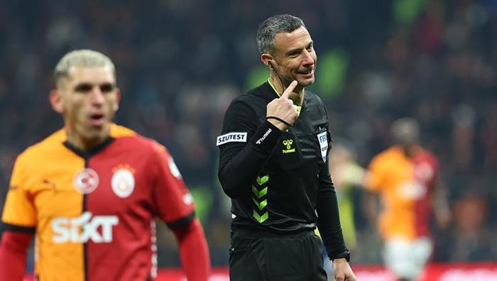 'Futbol kamuoyu ikiye bölündü' 25. haftanın hakem raporunu açıkladı: Derbiyi Türk hakem yönetseydi... 1 futbol kamuoyu ikiye bolundu 25 haftanin hakem raporunu acikladi derbiyi turk hakem yonetseydi 0 Q1sHE7e5