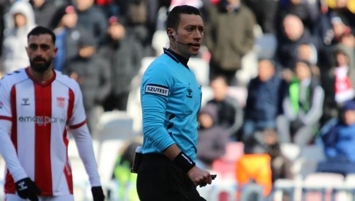 'Futbol kamuoyu ikiye bölündü' 25. haftanın hakem raporunu açıkladı: Derbiyi Türk hakem yönetseydi... 11 futbol kamuoyu ikiye bolundu 25 haftanin hakem raporunu acikladi derbiyi turk hakem yonetseydi 10