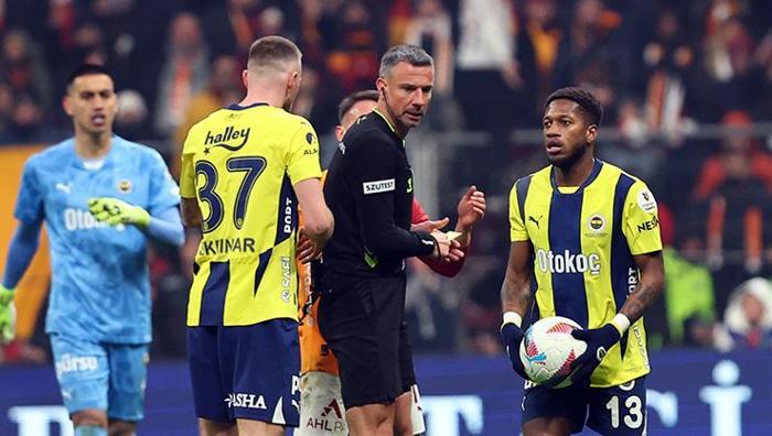 'Futbol kamuoyu ikiye bölündü' 25. haftanın hakem raporunu açıkladı: Derbiyi Türk hakem yönetseydi... 4 futbol kamuoyu ikiye bolundu 25 haftanin hakem raporunu acikladi derbiyi turk hakem yonetseydi 3 ZzupttcA