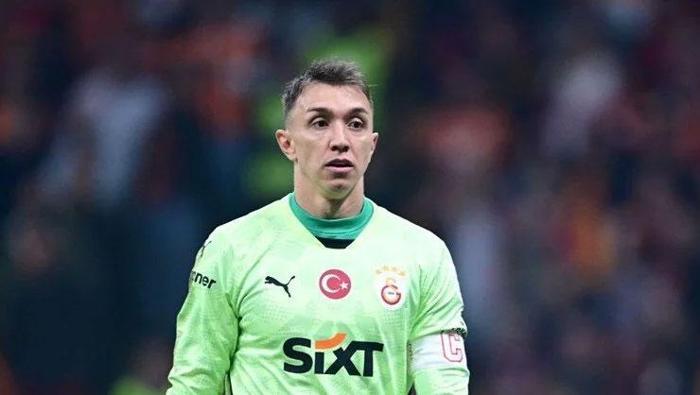 Galatasaray'da Muslera devreye girdi! Başkan Dursun Özbek'ten hamle 7 galatasarayda muslera devreye girdi baskan dursun ozbekten hamle 6 QaRw6YwC