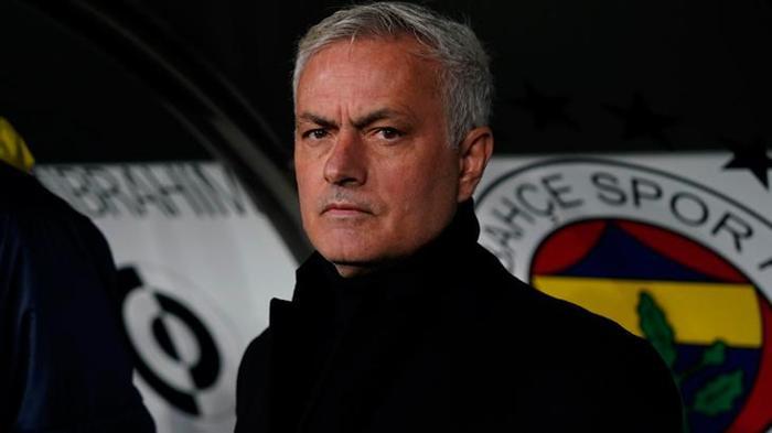 Jose Mourinho'ya ağır ceza! Dünya basınında yankı buldu: 'Bu iş burada bitecek gibi gözükmüyor...' 7 jose mourinhoya agir ceza dunya basininda yanki buldu bu is burada bitecek gibi gozukmuyor UOmXF7L7