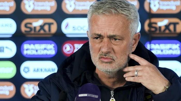 Jose Mourinho'ya ağır ceza! Dünya basınında yankı buldu: 'Bu iş burada bitecek gibi gözükmüyor...' 1 jose mourinhoya agir ceza dunya basininda yanki buldu bu is burada bitecek gibi gozukmuyor kQN6BhlD