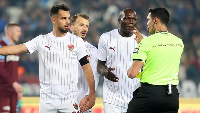 'Maçı 8 kişi tamamlamalıydı' 27. haftanın hakem raporu ortaya çıktı: Galatasaray'ı bir golden etti 8 maci 8 kisi tamamlamaliydi 27 haftanin hakem raporu ortaya cikti galatasarayi bir golden etti 2FCsnRfm