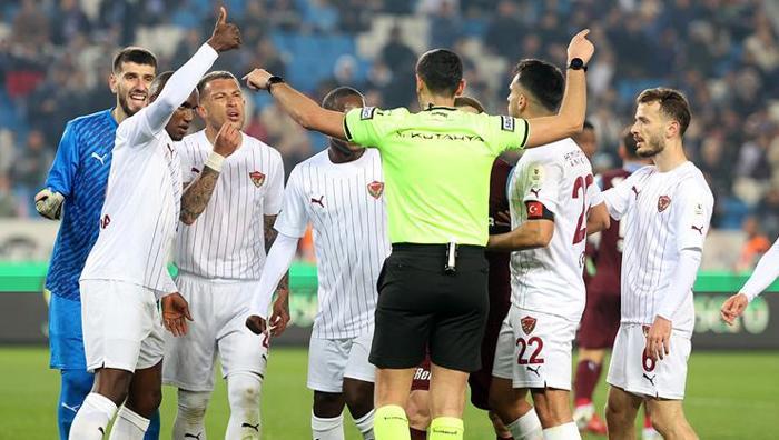 'Maçı 8 kişi tamamlamalıydı' 27. haftanın hakem raporu ortaya çıktı: Galatasaray'ı bir golden etti 2 maci 8 kisi tamamlamaliydi 27 haftanin hakem raporu ortaya cikti galatasarayi bir golden etti JWLBunwv