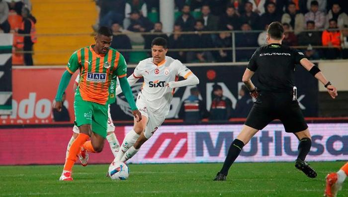 'Maçı 8 kişi tamamlamalıydı' 27. haftanın hakem raporu ortaya çıktı: Galatasaray'ı bir golden etti 5 maci 8 kisi tamamlamaliydi 27 haftanin hakem raporu ortaya cikti galatasarayi bir golden etti