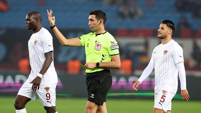 'Maçı 8 kişi tamamlamalıydı' 27. haftanın hakem raporu ortaya çıktı: Galatasaray'ı bir golden etti 9 maci 8 kisi tamamlamaliydi 27 haftanin hakem raporu ortaya cikti galatasarayi bir golden etti uy3Um8L9