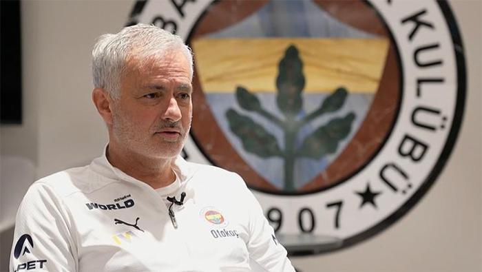 Mourinho'dan zehir zemberek Galatasaray sözleri 'Okan Buruk'un seviyesine inemem!' Irkçılık açıklaması... 2 mourinhodan zehir zemberek galatasaray sozleri okan burukun seviyesine inemem irkcilik aciklamasi 1 XJ36FCUK