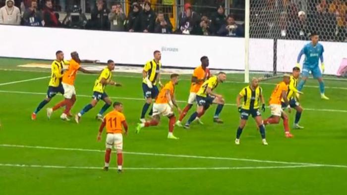 Trio'da Galatasaray - Fenerbahçe derbisinin tartışmalı pozisyonları değerlendirildi: 'Net bir penaltı!' 13 trioda galatasaray fenerbahce derbisinin tartismali pozisyonlari degerlendirildi net bir penalti 12 qk5W1dI3