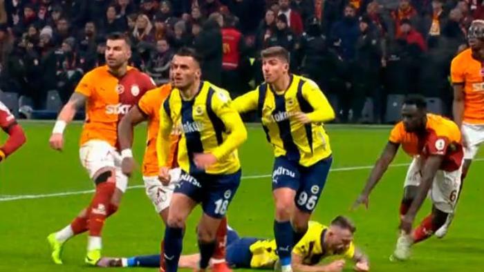 Trio'da Galatasaray - Fenerbahçe derbisinin tartışmalı pozisyonları değerlendirildi: 'Net bir penaltı!' 14 trioda galatasaray fenerbahce derbisinin tartismali pozisyonlari degerlendirildi net bir penalti 13 fcsT46ZI
