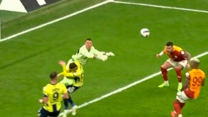 Trio'da Galatasaray - Fenerbahçe derbisinin tartışmalı pozisyonları değerlendirildi: 'Net bir penaltı!' 5 trioda galatasaray fenerbahce derbisinin tartismali pozisyonlari degerlendirildi net bir penalti 4 sGQA1E76