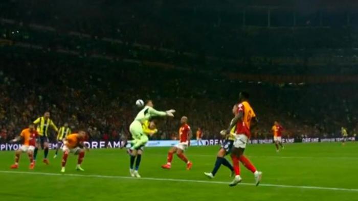 Trio'da Galatasaray - Fenerbahçe derbisinin tartışmalı pozisyonları değerlendirildi: 'Net bir penaltı!' 6 trioda galatasaray fenerbahce derbisinin tartismali pozisyonlari degerlendirildi net bir penalti 5 Xbp9lMAe