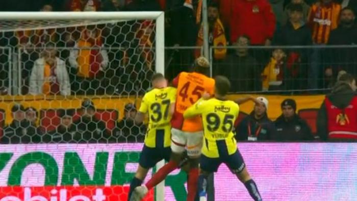 Trio'da Galatasaray - Fenerbahçe derbisinin tartışmalı pozisyonları değerlendirildi: 'Net bir penaltı!' 7 trioda galatasaray fenerbahce derbisinin tartismali pozisyonlari degerlendirildi net bir penalti 6 4rCp6Dnw