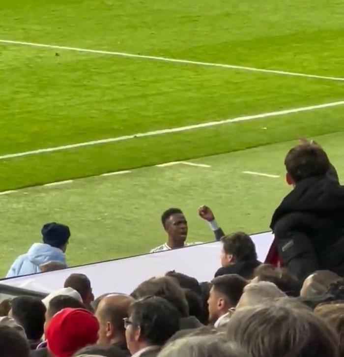 Vinicius Junior, Atletico Madrid taraftarlarını sahaya indiriyordu! Olay hareket... 5 vinicius junior atletico madrid taraftarlarini sahaya indiriyordu olay hareket 4 NyJywZ9H