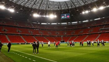 a milli futbol takimi puskas arenada yuruyus yapti xaTYA22H