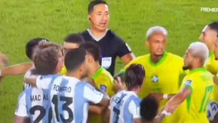 Arjantin, Brezilya'yı darmaduman etti; saha fena karıştı! Raphinha'yı içeri kaçırdılar... 4 arjantin brezilyayi darmaduman etti saha fena karisti raphinhayi iceri kacirdilar 3 jMFPcrAK