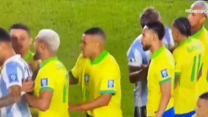 Arjantin, Brezilya'yı darmaduman etti; saha fena karıştı! Raphinha'yı içeri kaçırdılar... 5 arjantin brezilyayi darmaduman etti saha fena karisti raphinhayi iceri kacirdilar 4 EKU9QRrD