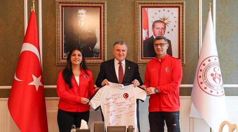 bakan bak avrupa sampiyonu milli aticilik takimini kabul etti 0 Rw8TX5PA