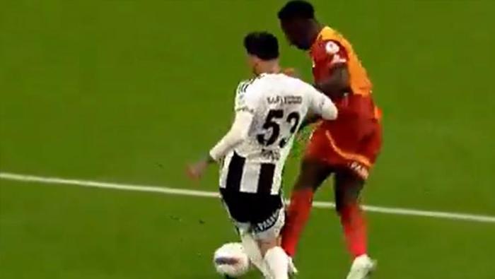 Beşiktaş - Galatasaray derbisinin en tartışmalı pozisyonu! 'VAR müdahalesi yanış' | Trio'dan kırmızı kart ve penaltı yorumu 11 besiktas galatasaray derbisinin en tartismali pozisyonu var mudahalesi yanis triodan kirmizi kart