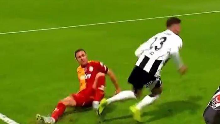 Beşiktaş - Galatasaray derbisinin en tartışmalı pozisyonu! 'VAR müdahalesi yanış' | Trio'dan kırmızı kart ve penaltı yorumu 4 besiktas galatasaray derbisinin en tartismali pozisyonu var mudahalesi yanis triodan kirmizi kart
