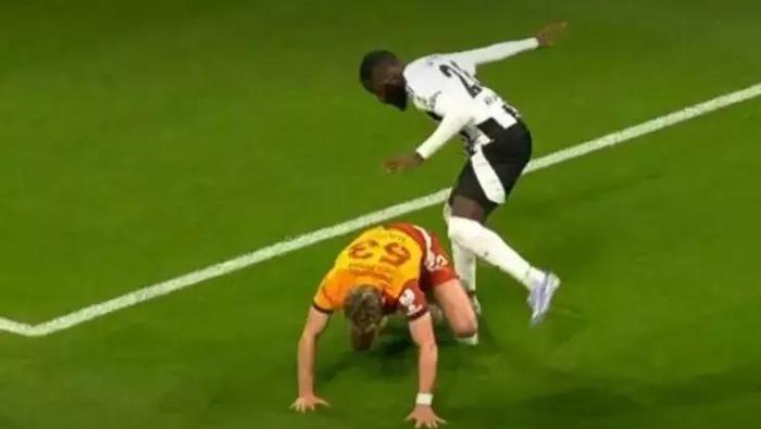 Beşiktaş - Galatasaray derbisinin en tartışmalı pozisyonu! 'VAR müdahalesi yanış' | Trio'dan kırmızı kart ve penaltı yorumu 3 besiktas galatasaray derbisinin en tartismali pozisyonu var mudahalesi yanis triodan kirmizi kart E2pPiaKU