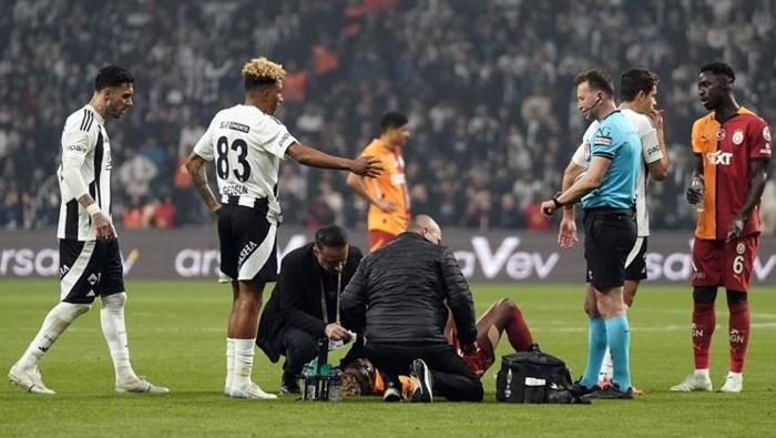 Beşiktaş - Galatasaray derbisinin en tartışmalı pozisyonu! 'VAR müdahalesi yanış' | Trio'dan kırmızı kart ve penaltı yorumu 1 besiktas galatasaray derbisinin en tartismali pozisyonu var mudahalesi yanis triodan kirmizi kart FKz5HAsD