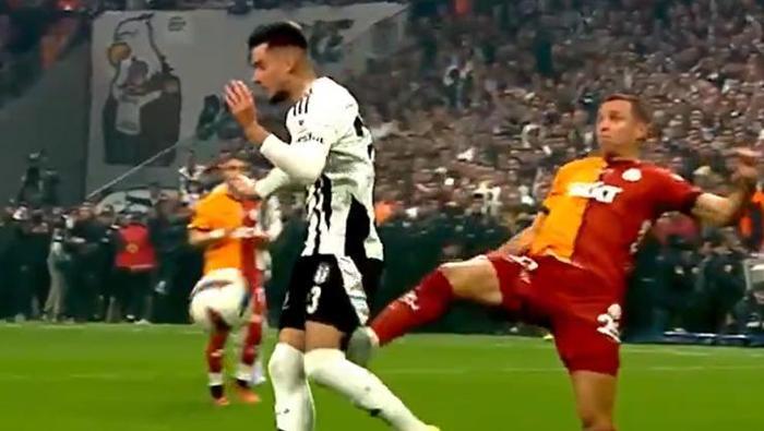 Beşiktaş - Galatasaray derbisinin en tartışmalı pozisyonu! 'VAR müdahalesi yanış' | Trio'dan kırmızı kart ve penaltı yorumu 6 besiktas galatasaray derbisinin en tartismali pozisyonu var mudahalesi yanis triodan kirmizi kart H7hAu77R