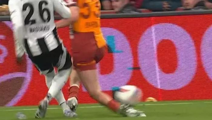 Beşiktaş - Galatasaray derbisinin en tartışmalı pozisyonu! 'VAR müdahalesi yanış' | Trio'dan kırmızı kart ve penaltı yorumu 13 besiktas galatasaray derbisinin en tartismali pozisyonu var mudahalesi yanis triodan kirmizi kart JtVseLuM
