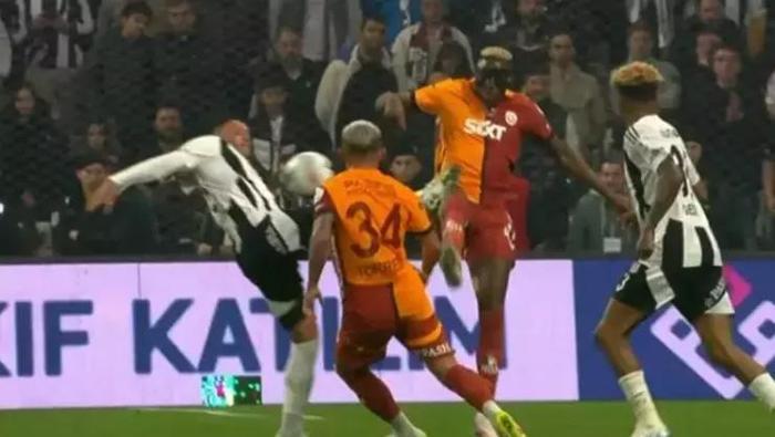 Beşiktaş - Galatasaray derbisinin en tartışmalı pozisyonu! 'VAR müdahalesi yanış' | Trio'dan kırmızı kart ve penaltı yorumu 5 besiktas galatasaray derbisinin en tartismali pozisyonu var mudahalesi yanis triodan kirmizi kart Nj6hPOJl
