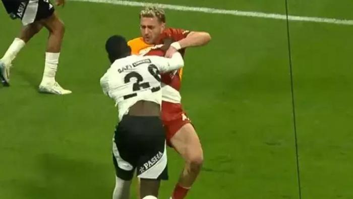 Beşiktaş - Galatasaray derbisinin en tartışmalı pozisyonu! 'VAR müdahalesi yanış' | Trio'dan kırmızı kart ve penaltı yorumu 12 besiktas galatasaray derbisinin en tartismali pozisyonu var mudahalesi yanis triodan kirmizi kart RjOhtmnH