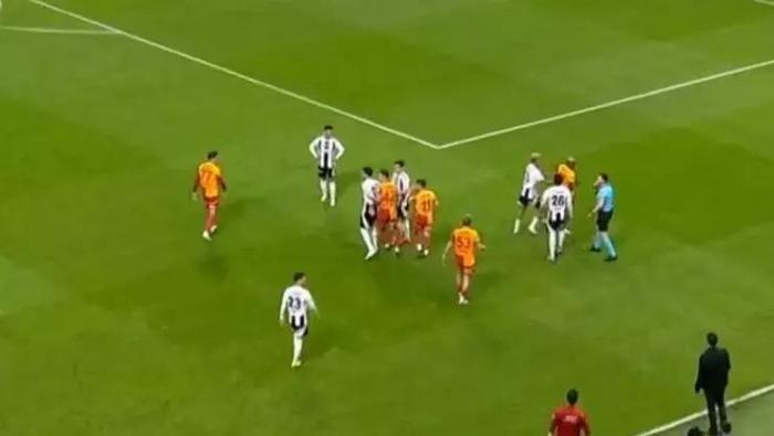 Beşiktaş - Galatasaray derbisinin en tartışmalı pozisyonu! 'VAR müdahalesi yanış' | Trio'dan kırmızı kart ve penaltı yorumu 9 besiktas galatasaray derbisinin en tartismali pozisyonu var mudahalesi yanis triodan kirmizi kart Xg18NPUe