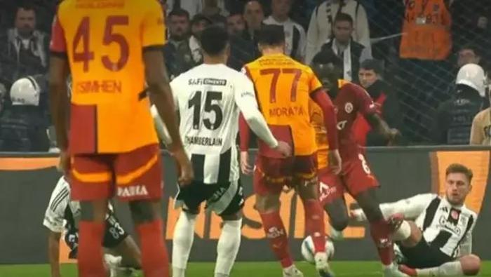Beşiktaş - Galatasaray derbisinin en tartışmalı pozisyonu! 'VAR müdahalesi yanış' | Trio'dan kırmızı kart ve penaltı yorumu 14 besiktas galatasaray derbisinin en tartismali pozisyonu var mudahalesi yanis triodan kirmizi kart ZuKdIkkf