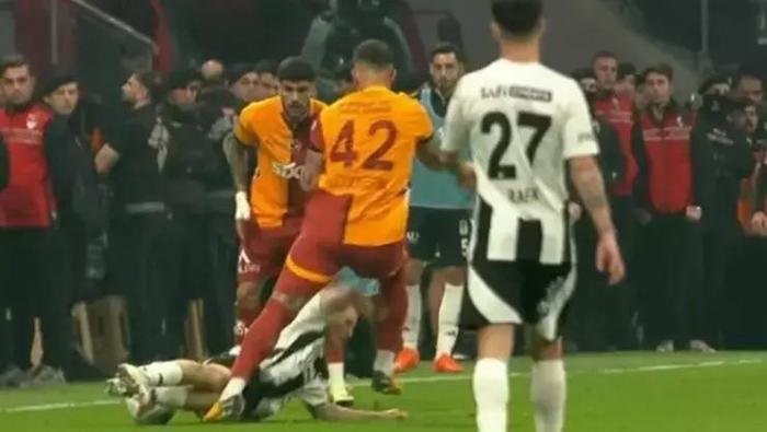 Beşiktaş - Galatasaray derbisinin en tartışmalı pozisyonu! 'VAR müdahalesi yanış' | Trio'dan kırmızı kart ve penaltı yorumu 10 besiktas galatasaray derbisinin en tartismali pozisyonu var mudahalesi yanis triodan kirmizi kart f93irNCm