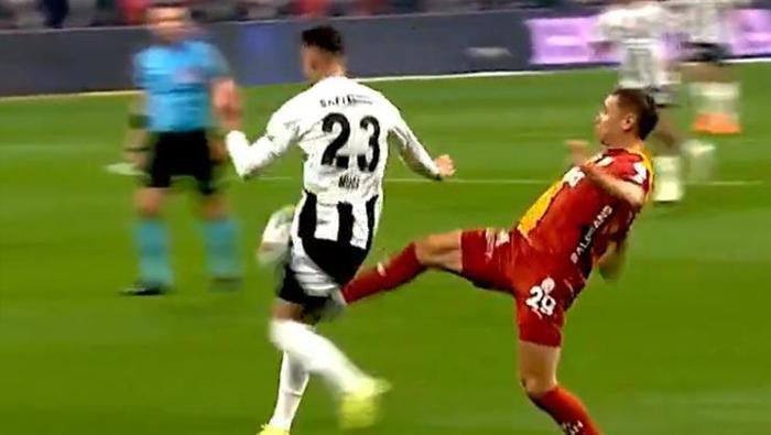 Beşiktaş - Galatasaray derbisinin en tartışmalı pozisyonu! 'VAR müdahalesi yanış' | Trio'dan kırmızı kart ve penaltı yorumu 7 besiktas galatasaray derbisinin en tartismali pozisyonu var mudahalesi yanis triodan kirmizi kart q68NaDSn