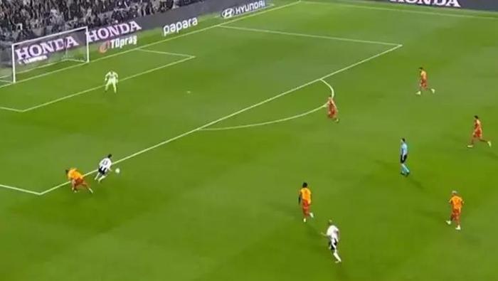 Beşiktaş - Galatasaray derbisinin en tartışmalı pozisyonu! 'VAR müdahalesi yanış' | Trio'dan kırmızı kart ve penaltı yorumu 8 besiktas galatasaray derbisinin en tartismali pozisyonu var mudahalesi yanis triodan kirmizi kart y2uzTEea