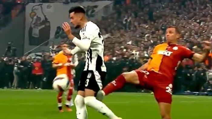 Beşiktaş-Galatasaray derbisinin olay hakem raporu ortaya çıktı! Merakla bekleniyordu, gündeme bomba gibi düştü... 3 besiktas galatasaray derbisinin olay hakem raporu ortaya cikti merakla bekleniyordu gundeme bomba gibi dustu 2 TYKSVidp