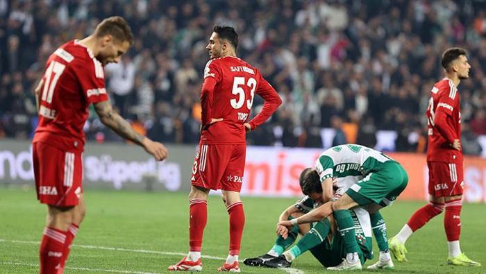 Beşiktaş'ta kadro dışı kararı! Solskjaer ile acil toplantı 2 besiktasta kadro disi karari solskjaer ile acil toplanti 1 ftmBRfYM