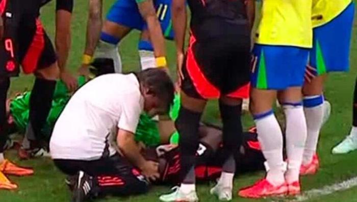 Davinson Sanchez şoku! Sedyeyle sahadan çıktı, yerine Cuesta girdi: Çok sinirlendi 5 davinson sanchez soku sedyeyle sahadan cikti yerine cuesta girdi cok sinirlendi 4 i9nTZISi