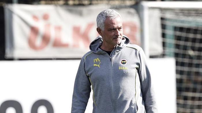 Fenerbahçe'de Galatasaray derbisi öncesi rekabet tavan yaptı! Mourinho işi sıkı tutuyor 2 fenerbahcede galatasaray derbisi oncesi rekabet tavan yapti mourinho isi siki tutuyor 1 leeDY1Vy