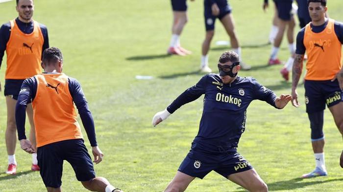 Fenerbahçe'de Galatasaray derbisi öncesi rekabet tavan yaptı! Mourinho işi sıkı tutuyor 6 fenerbahcede galatasaray derbisi oncesi rekabet tavan yapti mourinho isi siki tutuyor 5 9yKNLjMs