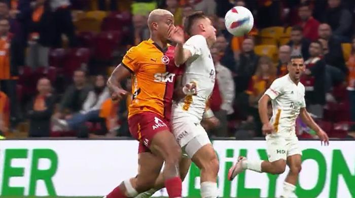 Galatasaray - Antalyaspor maçında yaşanan pozisyonları Trio değerlendirdi: Verilen ve verilmesi beklenen penaltılar! 33 galatasaray antalyaspor macinda yasanan pozisyonlari trio degerlendirdi verilen ve verilmesi beklenen penaltilar 32 2ZKakYO8