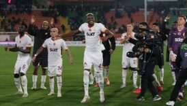 galatasaraya dev gelir adeta para basti gWm2dvtZ