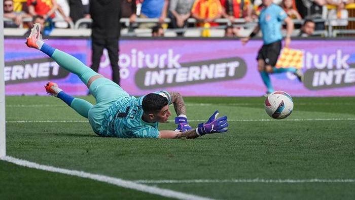 Galatasaray'da bir devir sona eriyor: Muslera gidiyor! İlk hedef belli, B planı da hazır 7 galatasarayda bir devir sona eriyor muslera gidiyor ilk hedef belli b plani da hazir MeHNefZS