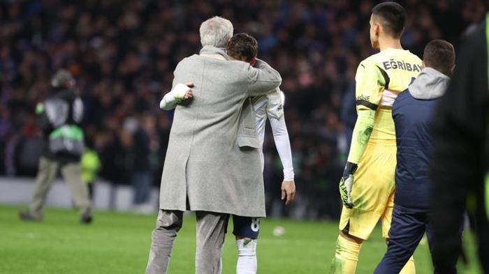 Jose Mourinho'nun soyunma odası konuşması ortaya çıktı! Mert Hakan gözyaşlarına boğuldu 4 jose mourinhonun soyunma odasi konusmasi ortaya cikti mert hakan gozyaslarina boguldu 3 mnMDBbzK