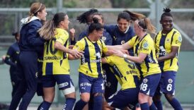 kadin futbolda besiktasi yenen fenerbahce koltugu birakmadi 5SeseXMG