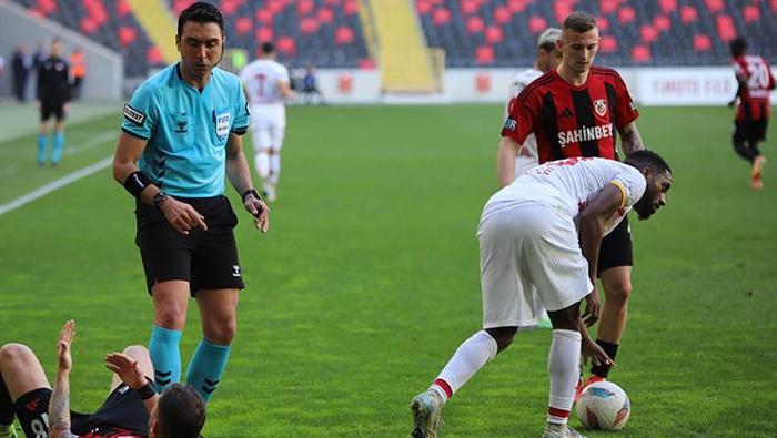 Süper Lig'de 28. haftanın çarpıcı hakem raporu ortaya çıktı! Fenerbahçe-Samsunspor maçında Mouandilmadji gerçeği: 'Hatalı olduğun belirtmeliyim!' 10 super ligde 28 haftanin carpici hakem raporu ortaya cikti fenerbahce samsunspor macinda mouandilmadji gercegi hatali wnXV5Uty