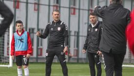 toulouse fc kulubunun antrenorleri minik samsunspor futbolculariyla idmana cikti 6ZiL9RST