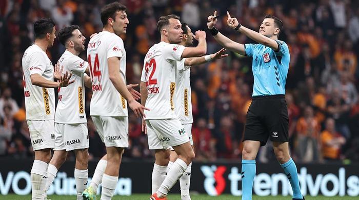 Trio'da Galatasaray - Antalyaspor maçının tartışmalı pozisyonları değerlendirildi: Verilen ve verilmesi beklenen penaltılar! 1 trioda galatasaray antalyaspor macinin tartismali pozisyonlari degerlendirildi verilen ve verilmesi beklenen penaltilar 0 z9147QBt