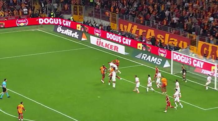 Trio'da Galatasaray - Antalyaspor maçının tartışmalı pozisyonları değerlendirildi: Verilen ve verilmesi beklenen penaltılar! 17 trioda galatasaray antalyaspor macinin tartismali pozisyonlari degerlendirildi verilen ve verilmesi beklenen penaltilar 16 RpcmXIL2
