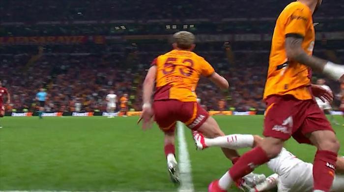 Trio'da Galatasaray - Antalyaspor maçının tartışmalı pozisyonları değerlendirildi: Verilen ve verilmesi beklenen penaltılar! 21 trioda galatasaray antalyaspor macinin tartismali pozisyonlari degerlendirildi verilen ve verilmesi beklenen penaltilar 20 ESKCfBfD
